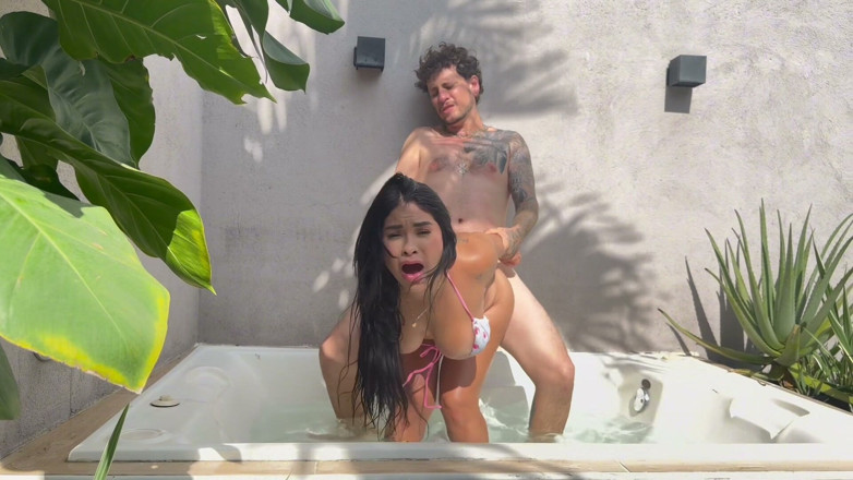 AlejandraPalacios: 我和男朋友最好的朋友在按摩浴缸里被他粗壮的阴茎操着度过了一个下午