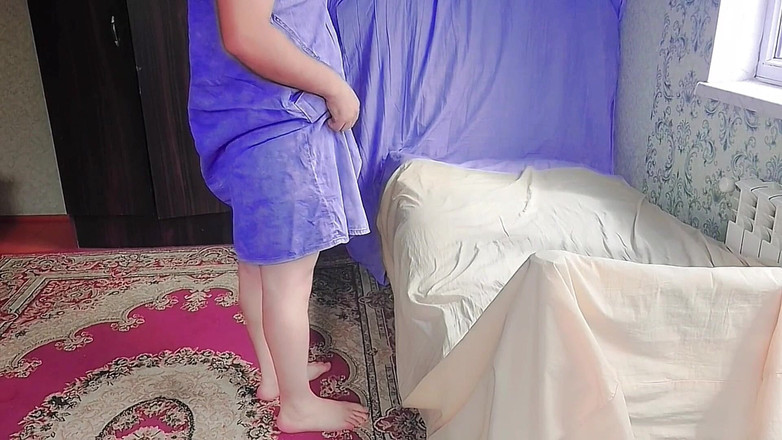 Kitty_Cross: Lief transmeisje leunt tegen de muur met coy smile