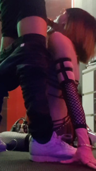 (makingoff⁴ g-view) Escrava sexual na frente de um pau bonito na puta mordendo a cara leva um banho de porra