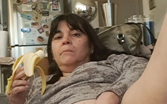 Mommy big hairy pussy: 熟女はバナナが好きです。私たちは彼らに親指を立てます。