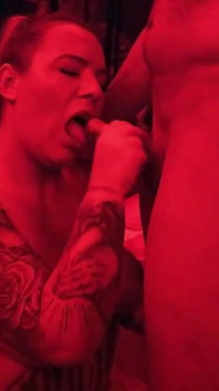 Vedeta porno germană Gagica Kira Knight futută de tipi în Redlight