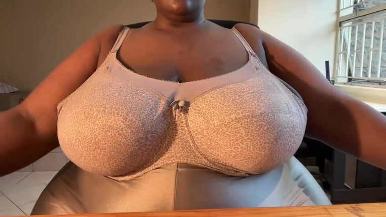 Legendary Booty Overdose: La zia ebano gioca con il vibratore e geme feticcio
