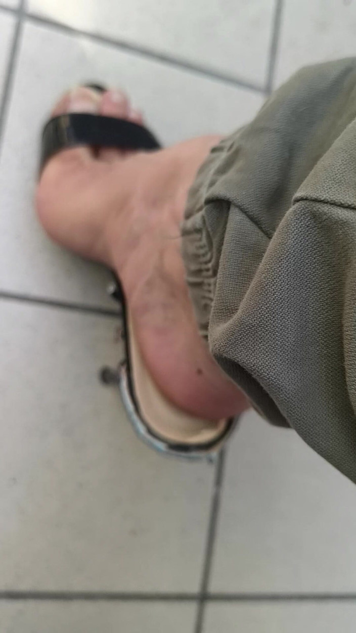 Mutsakin: Sepatu hak tinggi dan kaki yang sangat seksi