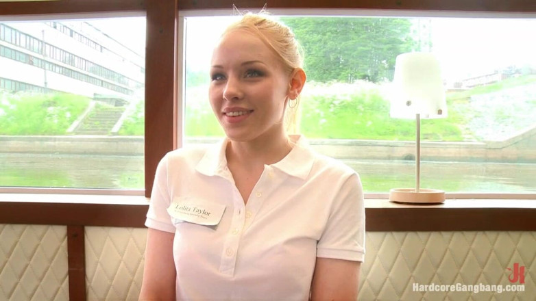 Hardcore Gangbang by Kink: Une petite guide touristique russe se fait fourrer hermétiquement