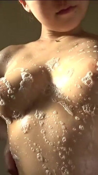 La bella moglie tettona sena yamaguchi cade nel puro piacere. - 2