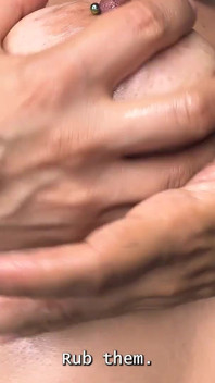 用我的奶子撸管并把精液射在他们身上