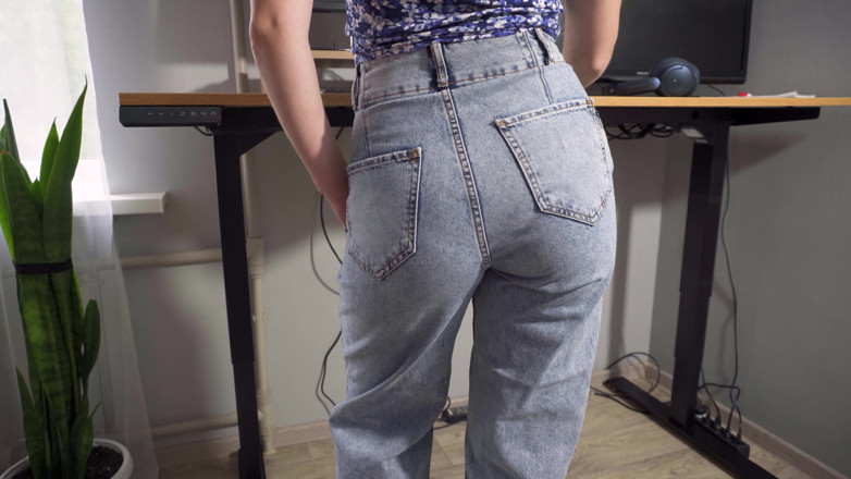 Teasecombo 4K: MILF秘書に高いWeistジーンズは彼女の素敵なお尻をからかう