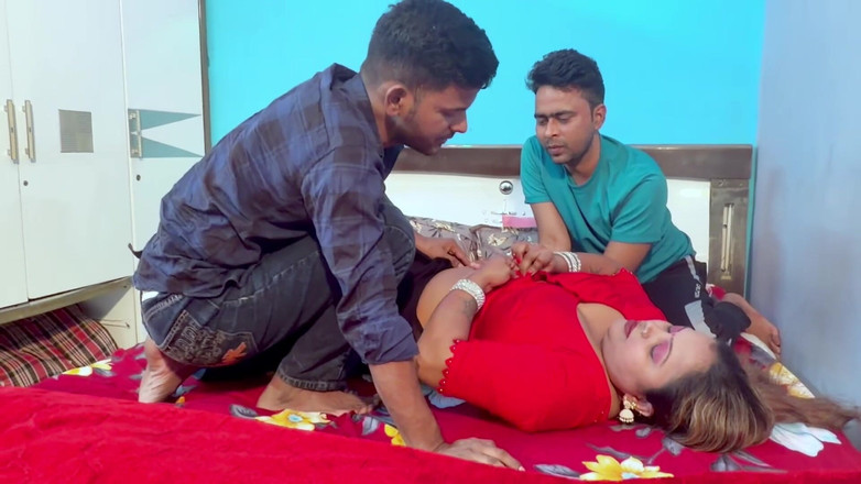 Triflicks: दो भाइयों ने मिलकर भाभी के साथ सेक्स किया