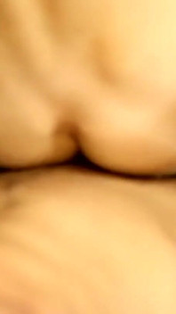 Adam, twink avide, prend la grosse bite de Krys dans la salle de classe