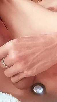 Viens savourer avec moi cette délicieuse juteuse et un magnifique versement de sperme.