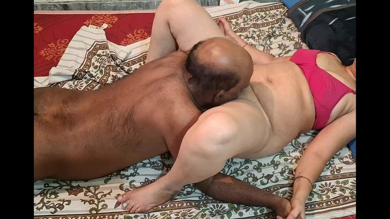 Sexy sindu: Чоловік і дружина мають повний роман у сцені в спальні