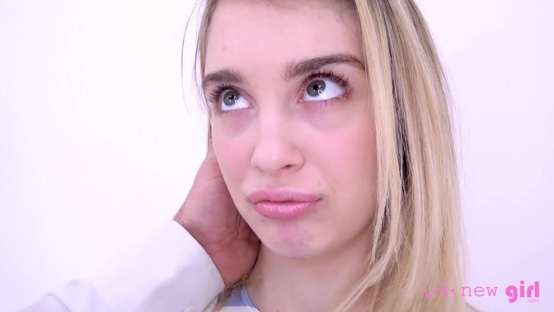 L.A. New Girl: Молодичка виходить з фотосесії, розлючена - повертається, щоб проковтнути сперму з ложки