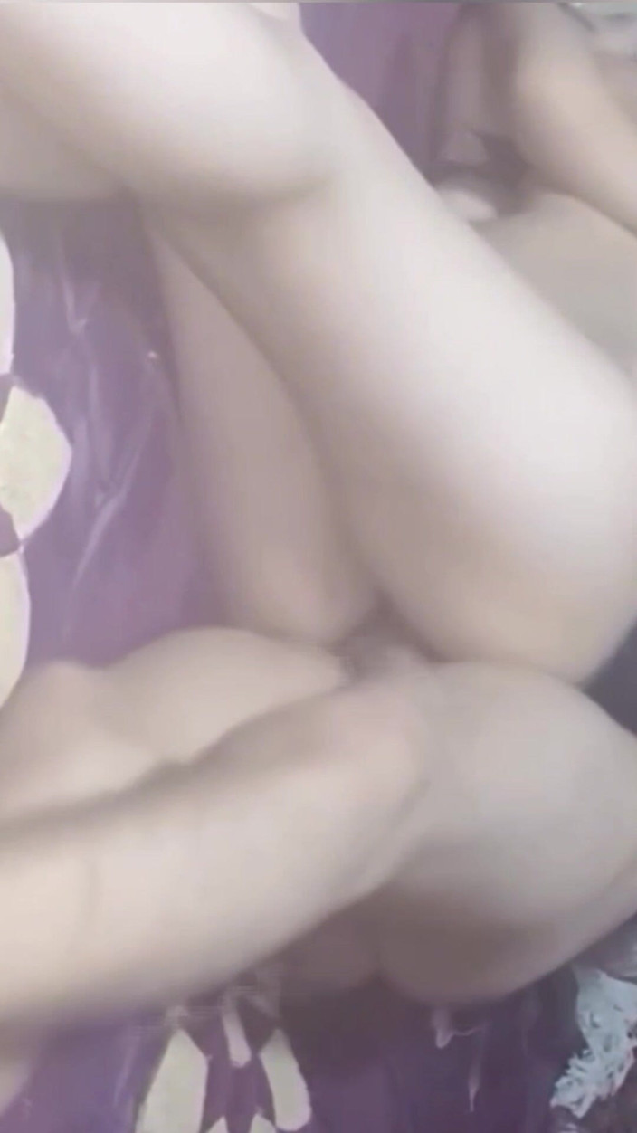 Astrid Cute: 義理の妹の部屋に入ったら、彼女はペニスが好きでかなり濡れてしまいました