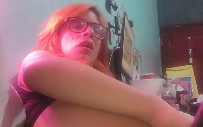 Our threesome adventures: Transsexuala se masturbează gândindu-se la tine
