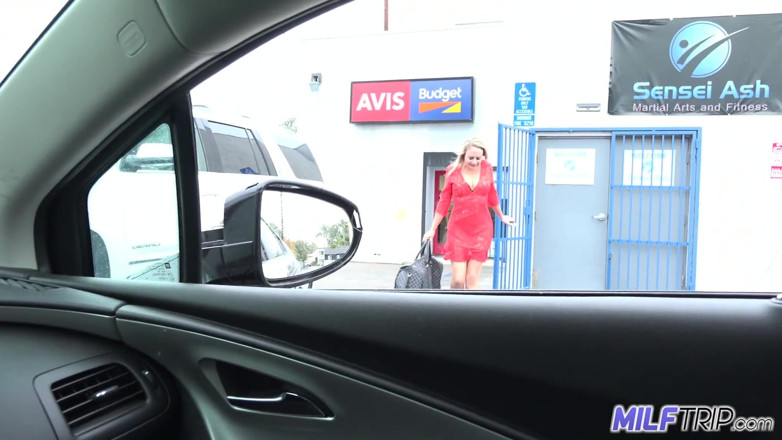 MILF Trip: Blonde milf Elle Mcrae verleid en geneukt