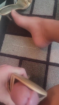 avec des talons et des bas nylon et éjaculation sur le talon