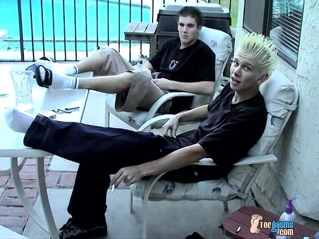 Toegasms: 스트레이트 소년과 함께하는 지저분한 발 재미