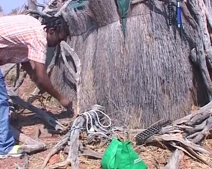 Porno kino: Короткострижена чорношкіра німецька повія жорстко відлупцьована на відкритому повітрі