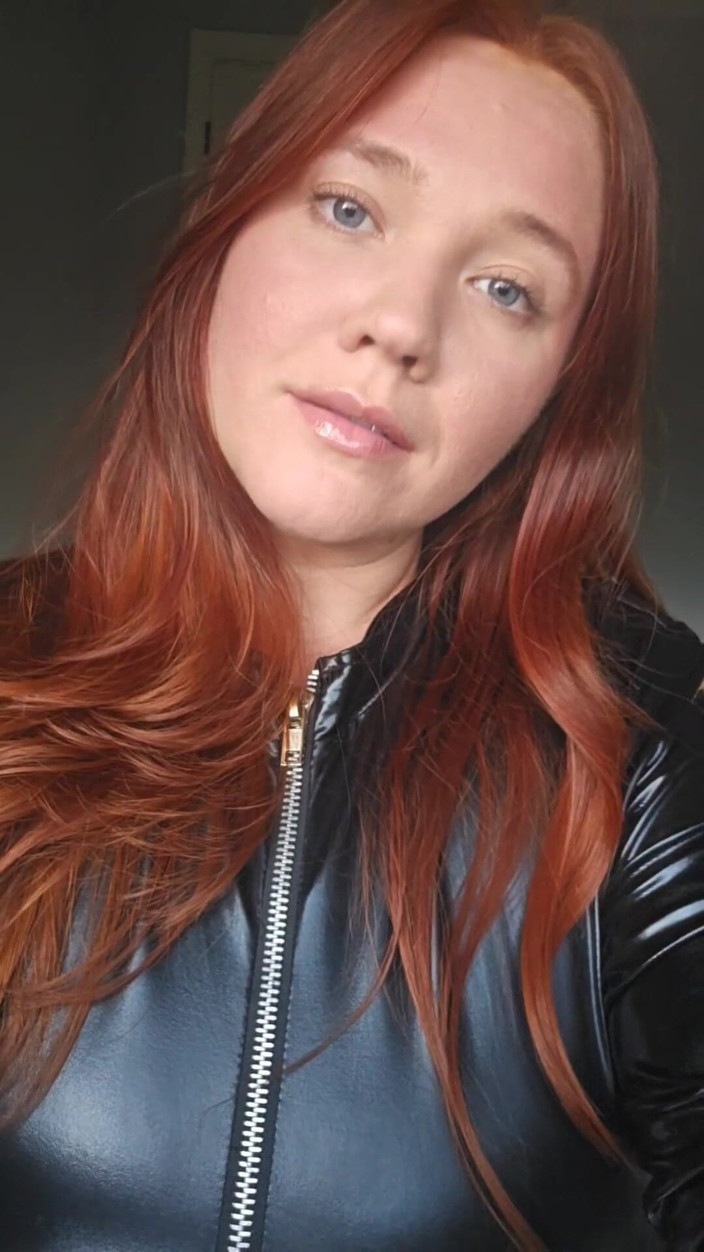 Annabelle Rogers: Vollbusige hure in latex verführt dich, deine frau zu betrügen