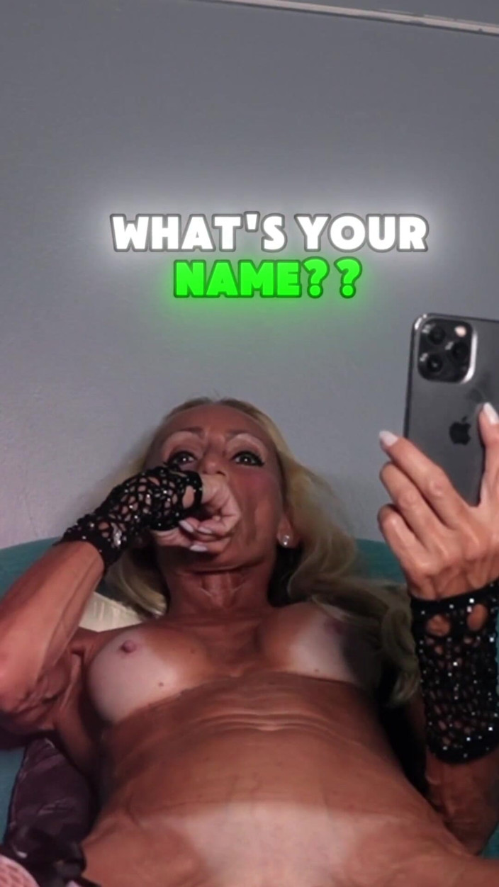 Sienna Diamond: Stepmommy Loves Sucking Her Fingers &amp; Pussy Taste