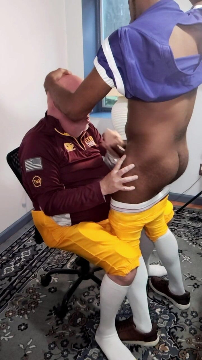 beardaddychub: Treinador inspeciona o pênis dos jogadores antes do grande jogo.