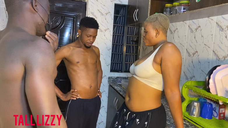 Tall_lizzy23: 我和我的大黑屌朋友轮流操我的继父放荡的年轻妻子，从厨房到卧室