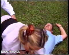 La France a Poil: ブロンドの羽毛布団を着た女子大生が芝生の上で犯される。