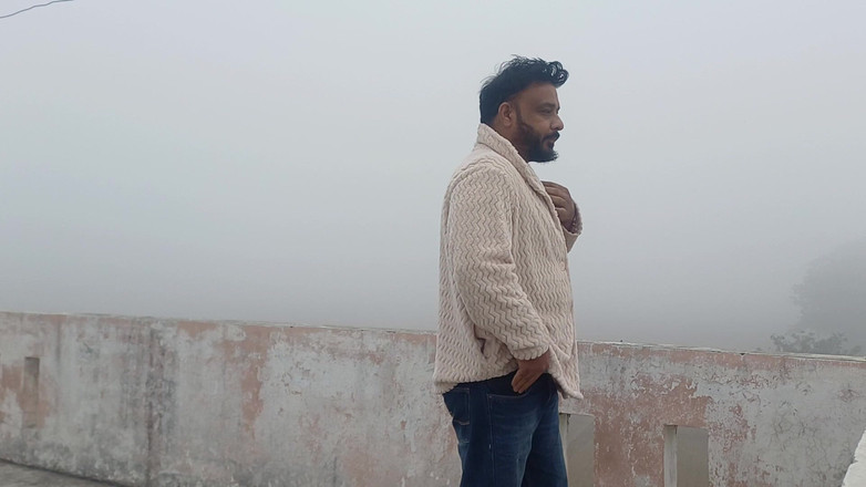 Austin Rose: インドの父親が凍える冬の霧の中で服を脱ぐ