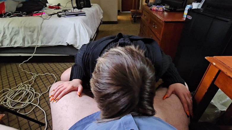 Funhousewife69: Il m’a aidé à ma chambre alors j’ai basculé en le...