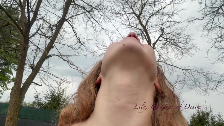 Lily, Goddess of Desire: Ragazza pazza che gioca nuda sotto la pioggia