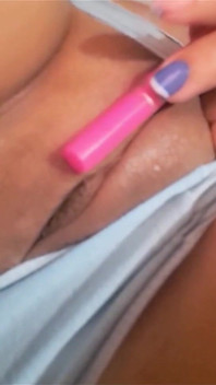 我的朋友和我分享她的男朋友，我们在按摩浴缸里玩粗暴性爱，第1部分
