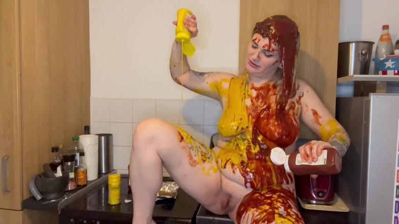 EeveeXo: Kongkek sosej basah dan kucai dengan Ketchup dan Mustard