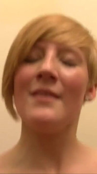 Rubia joven chica follando pene en boca