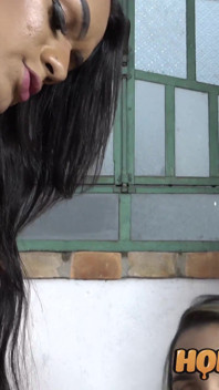 Bielizna Trans Latina uwodzi swoją współlokatorkę na anal