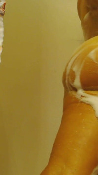Pawg milf zeept kont en poesje onder de douche
