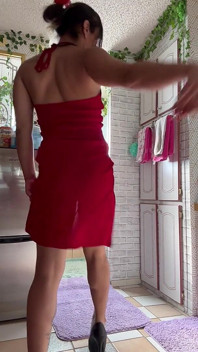 Pria berpakaian merah makan striptis