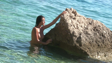 Cryptostudios: La splendida mora giura le sue grandi tette sulla spiaggia...