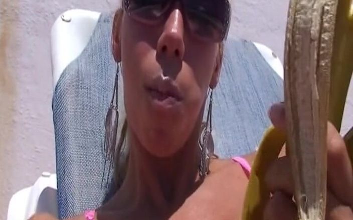 German Amateur Videos: La ragazza perfetta dalla germania è provocante in piscina