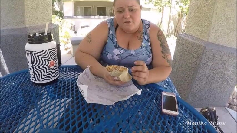 BBW Pleasures: SSBBW पूल में विशाल burrito खाती है