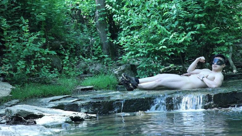 barenakedboy: 滝のそばで体を伸ばし、少しだけプライベートな時間をこっそり取ろうとしている...