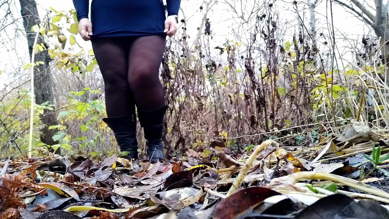 OurFetishLife: Rochia de seară nu împiedică o persoană matură să urineze