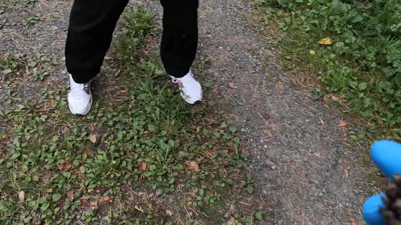Bouncy Tits Action: Punishment Walk - stopfen sie ihren bh und ihr höschen im...