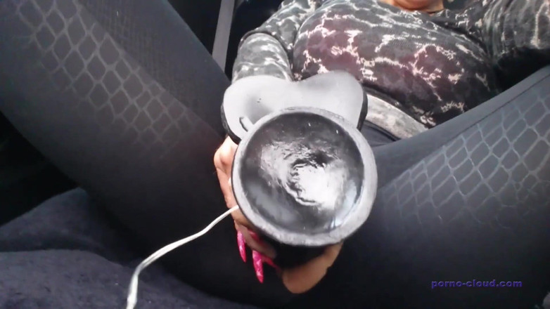 Porno Cloud: Big dildo fuck during car drive