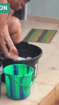Mamá africana hace múltiples tareas en un domingo por la mañana