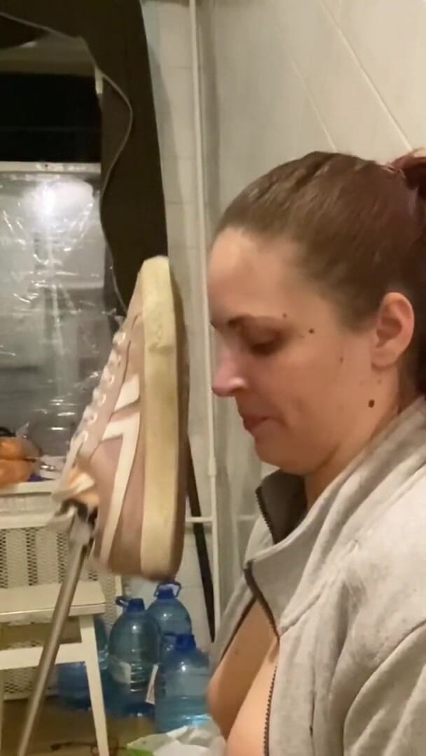 Elena917: Lízání chodidel ze šukacího stroje