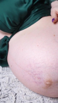 Mouvements abdominaux de l’intérieur et premières contractions de la femme enceinte