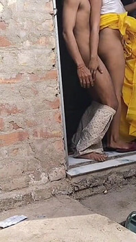 Une femme au foyer indienne baise dans la nature avec son beau-frère voisin