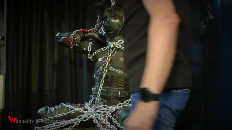 Wanheldvig: Heavy Chain Bondage Fox: Tight Corset, Leather Mask &amp; Endurance Challenge
