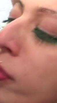 Sensual morena garganta profunda pulsando pau com cuspe pingando