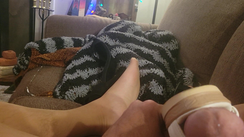 Feet Lover: Futând pantofii iubitei în ciorapi și tocurile lui Brittany